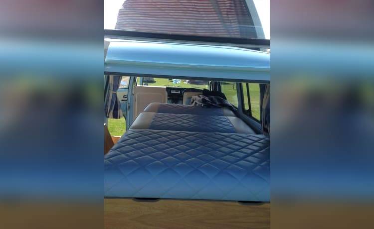 Blue Belle – Beautiful 1971 Volkswagen T2 Campervan