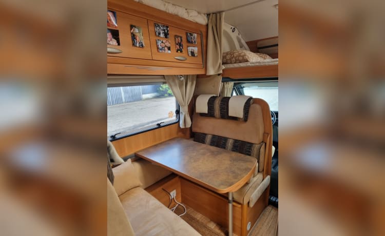 Tinus – Spacious family camper