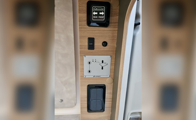 Rose – Luxe automatische camper met 4 slaapplaatsen 