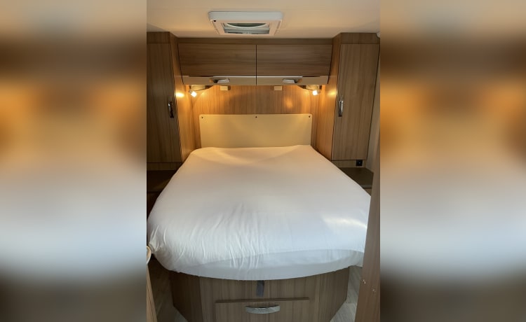 Spacious luxury 4 pers Pilote camper many extras Queens bed half integral 2013