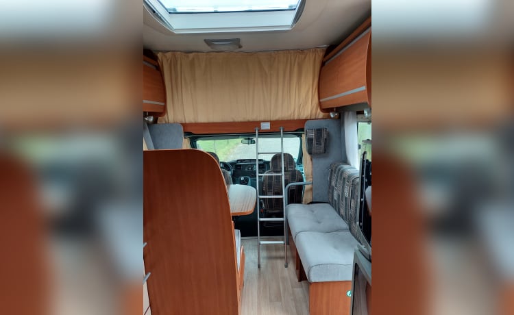 Campie  – Wonderfully spacious 6p camper with XXL garage 