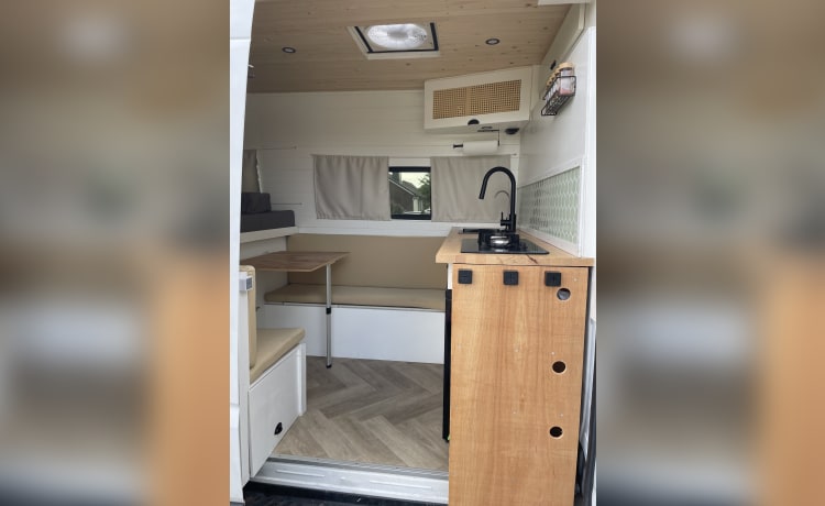 Authentieke en hippe off-grid camperbus 