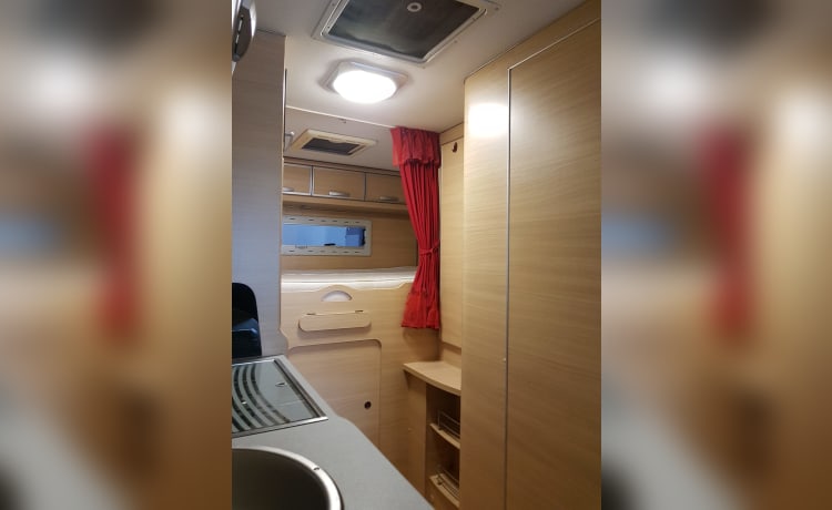 on tour – 4p Renault semi-integrated  super camper