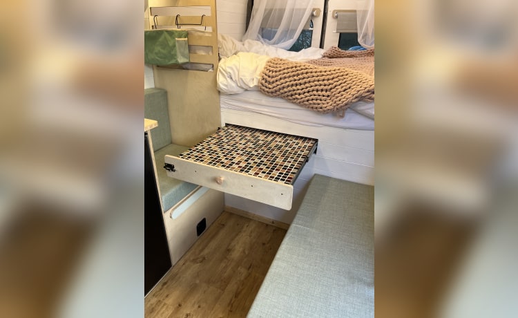 Ada – Ruime en mooie op maat gemaakte camper met 3 slaapplaatsen  