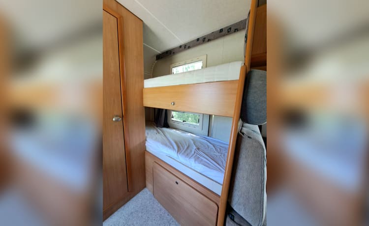 Cas – Family camper - bunk bed