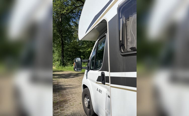 Fred – 6-persoons camper Fiat Carado uit 2016 met stapelbed en alkoof