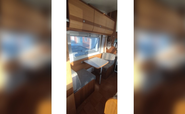 Very spacious family motorhome, 6 seats with belts