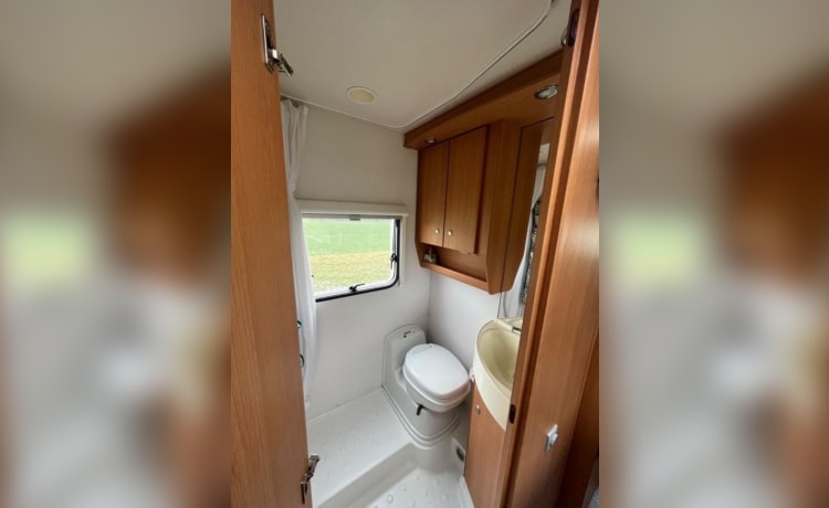 Roadrunner – Beautiful and very well maintained motorhome with lots of space