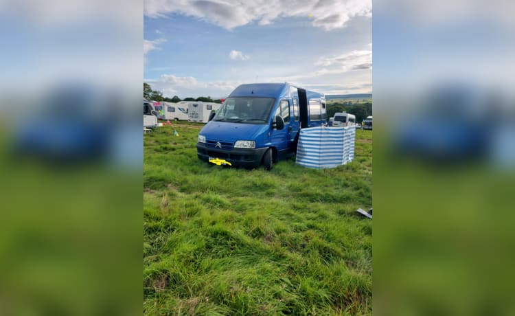 Blue Thunder – Citroën Relay Campervan mit 2 Schlafplätzen 