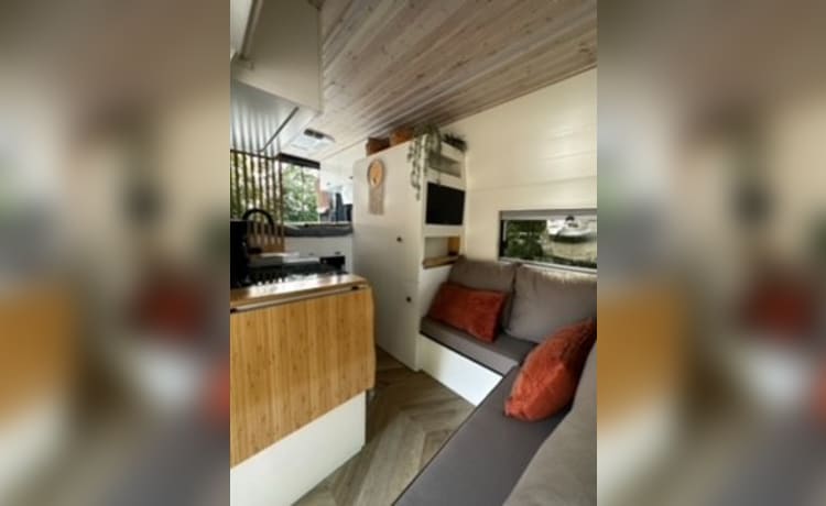 El Monstro – Luxurious and comfortable 2 person camper bus