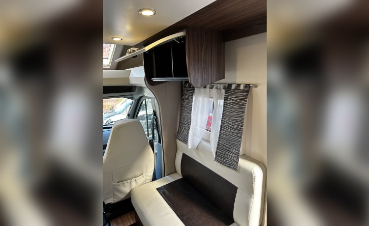 Motorhome for 4 people Air conditioning, heating, TV, luggage rack