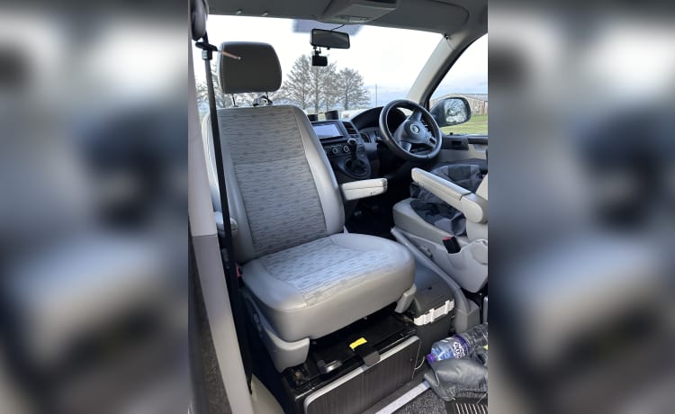 Flo! – Flo ist unser lustiger und bequemer Volkswagen Transporter 5.1 Campervan mit 4 Schlafplätzen 