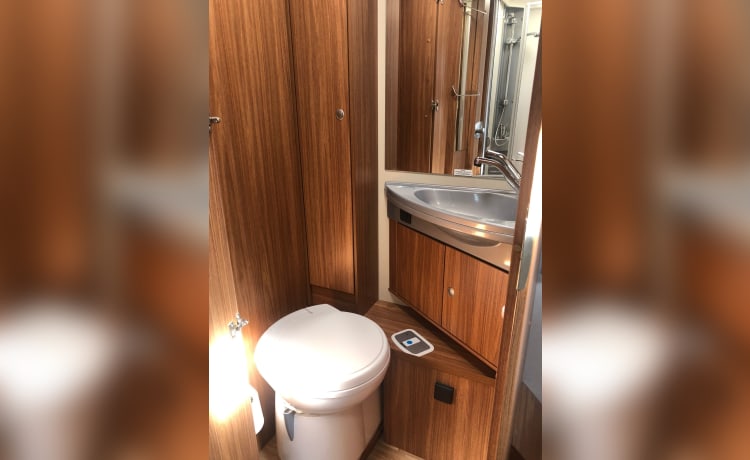 Bennie – Fiat Ducato Carado T449 con letto matrimoniale