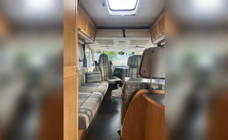 Heerlijk familie camper met grote zithoek  – 5p Hymer intégré à partir de 1998