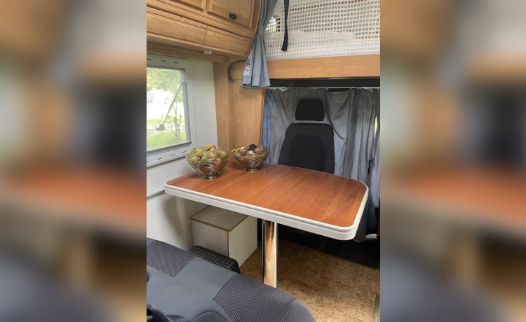 Carel – Ruime 4 persoons (gezins) camper met alkoof