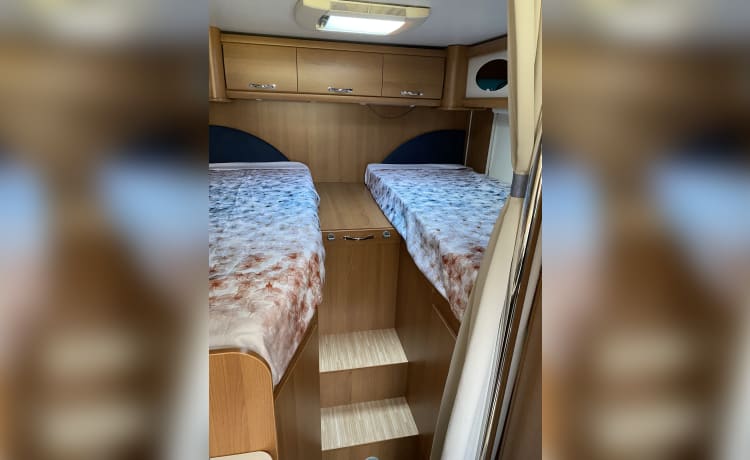 liberty 654 – Camper met airco en 2 losse bedden  incl. huish. benodigheden.