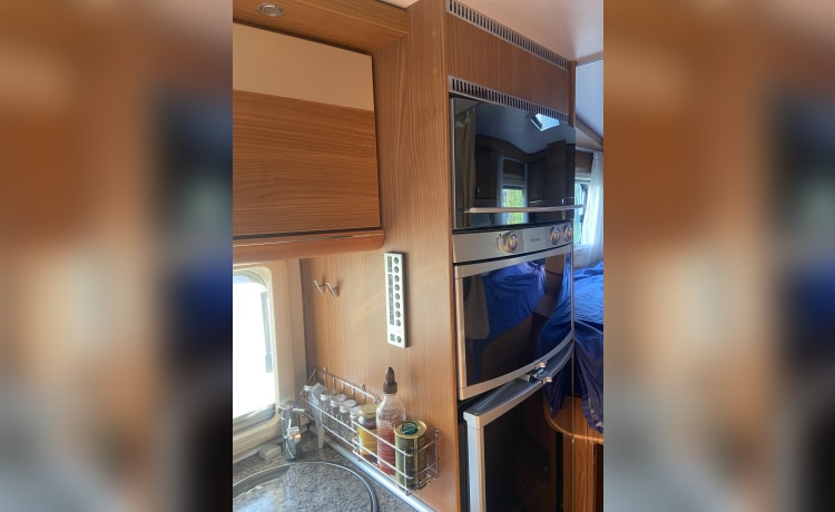 4p Hymer B 674 SL integrated from 2009 including length beds and fold-down bed