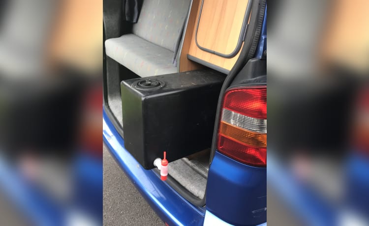 Geoff – Volkswagen campervan met 3 slaapplaatsen uit 2004