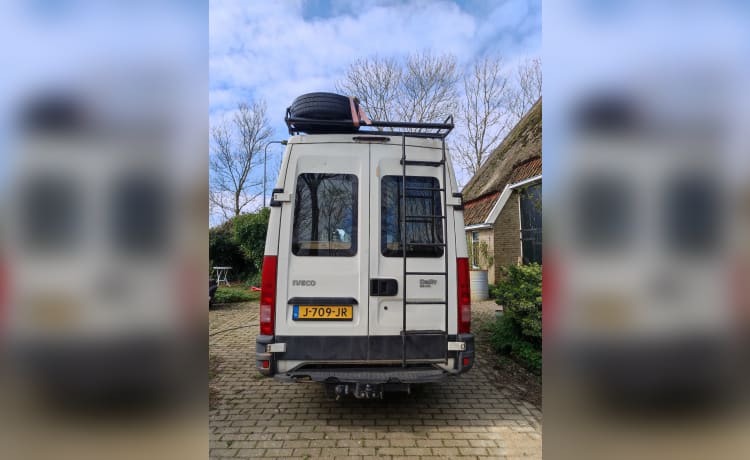 Robuuste Iveco daily | 5 zitplaatsen | 3 slaapplaatsen | cruise-control