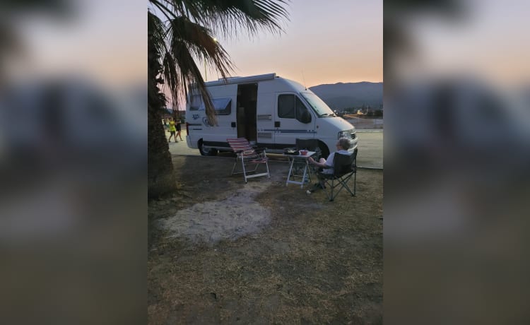 camping-car compact avec de nombreuses fonctionnalités