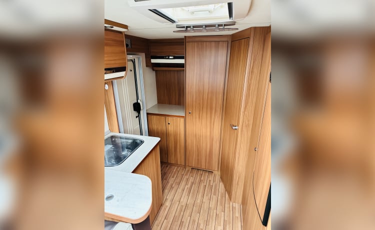 Sunny  – Beautiful 4p Weinsberg R58 from 2014 with air conditioning/TV/satellite and more