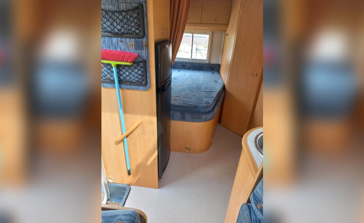 4p Chausson semi-integrated uit 2002