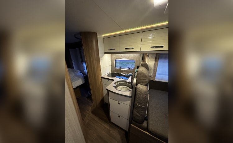 Luxe jonge 4 persoons Burstner Camper van alle gemakken voorzien