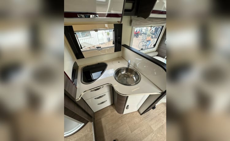 4p 2018 McLouis 473g Carat semi-integrated with pull-down bed