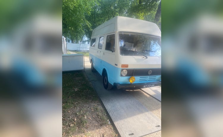 2p Volkswagen campervan uit 1977