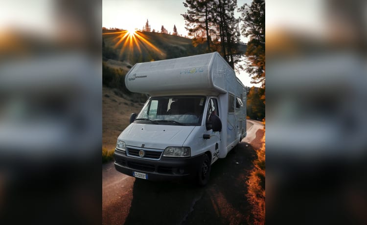 Camper Family Adventure  – Attic Camper, Pilote, Super uitgerust, Airconditioning