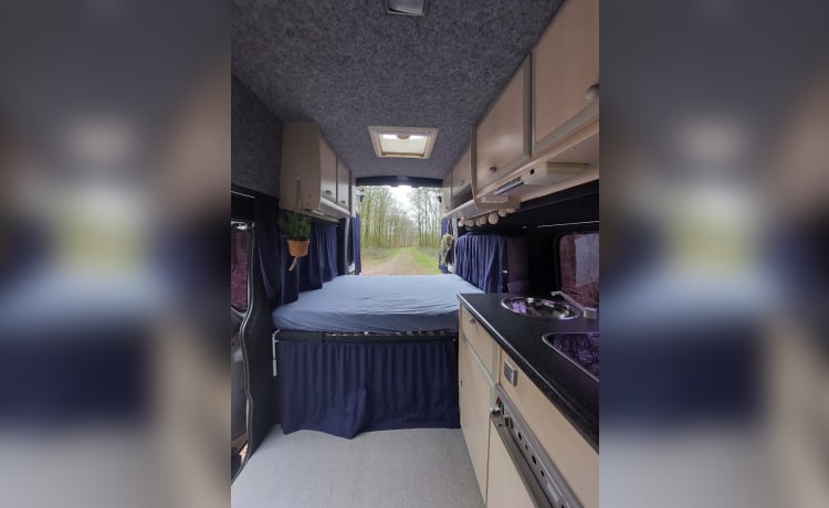 Compact but very complete camper bus 2 persons