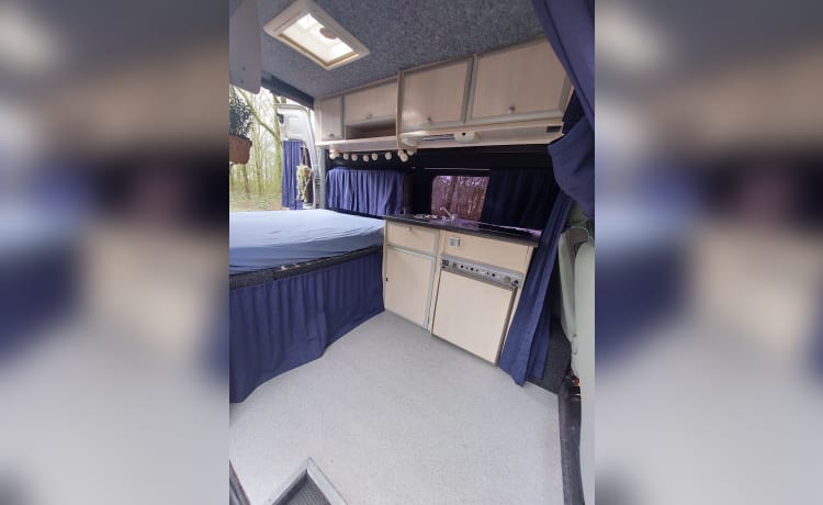 Compact but very complete camper bus 2 persons