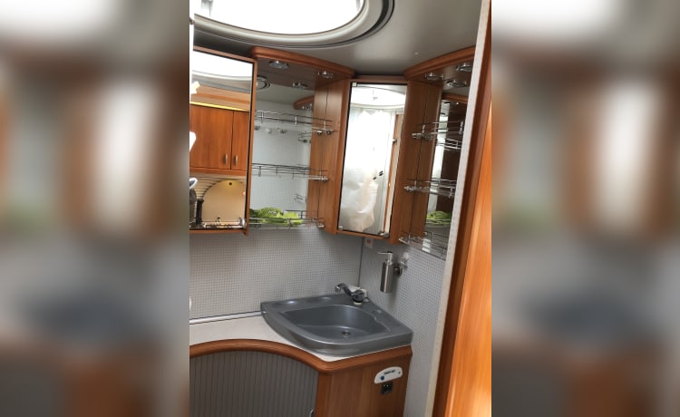 4p luxe  Hobby semi-integrated camper smart tv