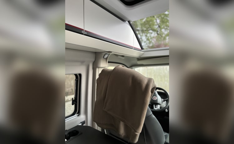 Stoere Adria Twinsport camperbus voor 4 personen 