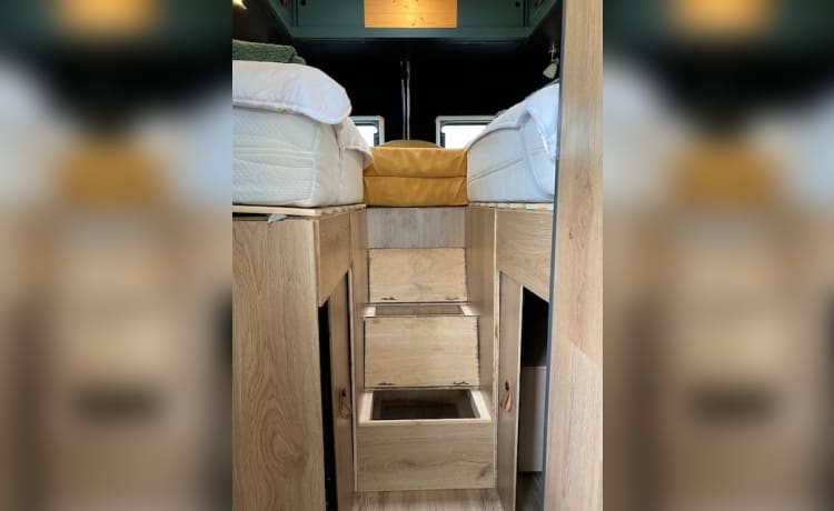 Heunie 1 – Beautiful bus camper with 2 longitudinal beds