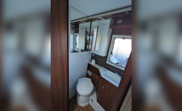 SilverBird – luxurious Adria Matrix 670SL - Located 10mins from Heathrow Airport