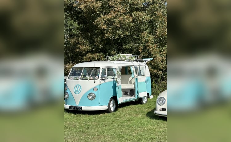 Bluebell – 2 berth Volkswagen campervan from 1966