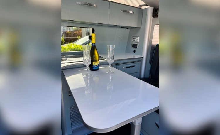 Aurora – Beautiful 4 berth Volkswagen campervan from 2017