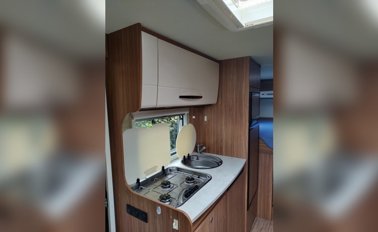 Luxury 2/3 person Carado T377 semi-integrated from 2015 with single beds