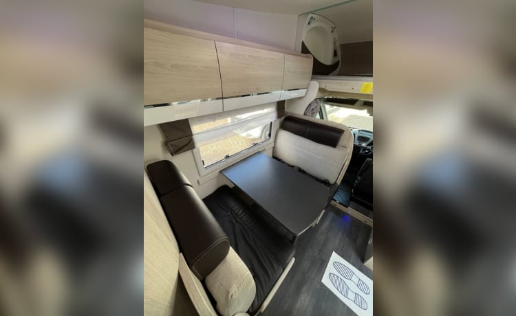 AE19BKG - 6 berth Chausson London - Romford 