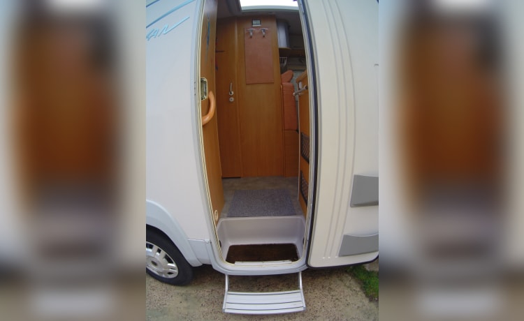 Beluga – Unique Camping car Intégral Compact 4 couchages fixes.