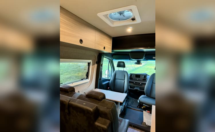 Yo 004 – Mercedes Sprinter - camping-car aventureux pour 2 personnes 