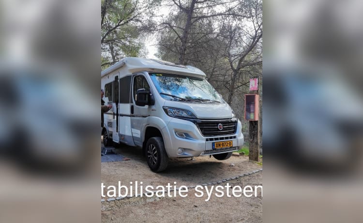 Vakantiemaatje – Adria Compact Plus SL automaat camper half geïntegreerd 2 persoons uit 2019