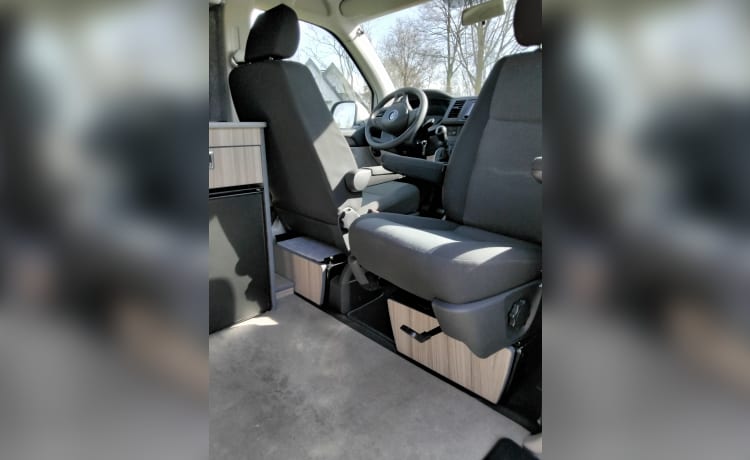 Onze trots – 2p VW Transporter T6 Bus Camper 2016 mit brandneuer Camper-Ausstattung  