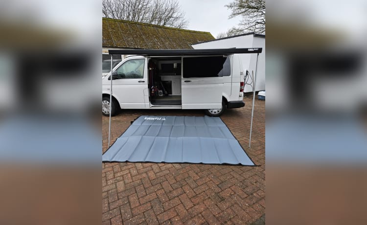 Morag – 4 berth VW T5 CAMPERVAN LWB 2014 ( EDINBURGH PICK UP)