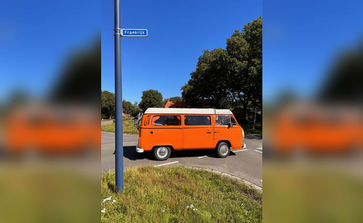 James –  Classic Volkswagen T2b camper uit 1975