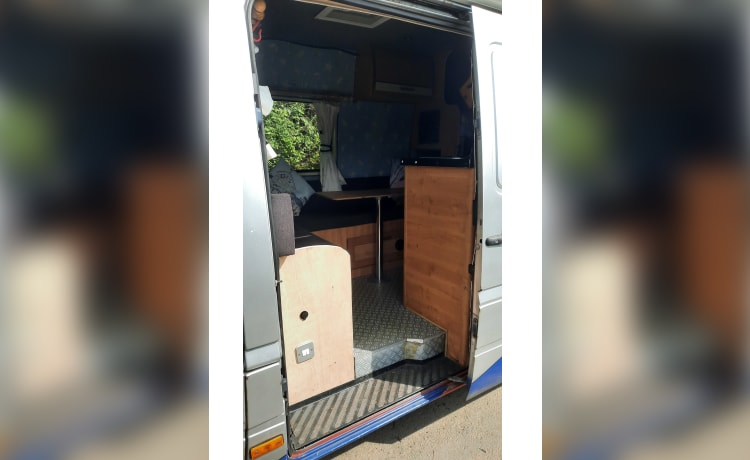 Maureen – Schitterende off-grid - zelfgebouwde Retro Camper