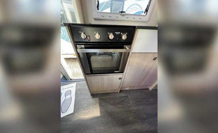 AE19BMY - 6 berth Chausson Romford