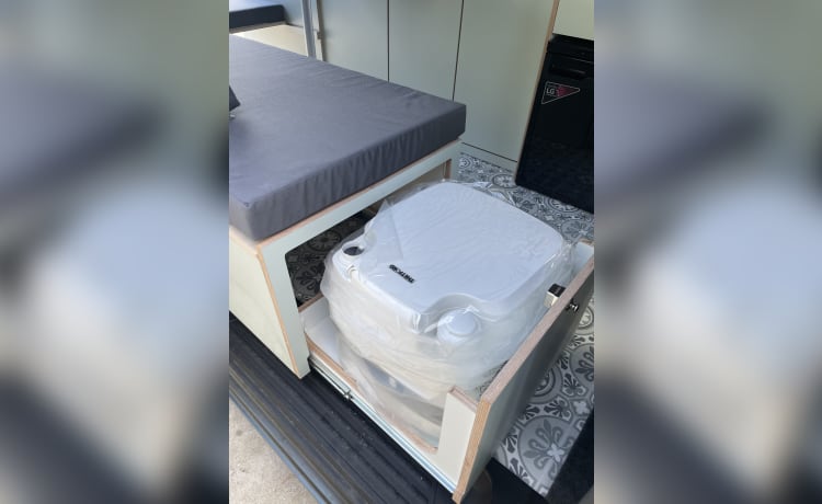 AANBIEDING !! NU 02 JULI t/m 10 JULI 25 % KORTING !! Holliday on wheels 😁! – 2 Persoons Camper met gezellig nieuw interieur en div. extra’s, zie foto’s.