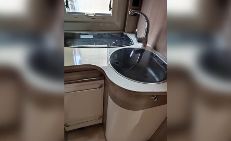 Rapido 680F – Noleggia un camper a 3 letti completamente attrezzato